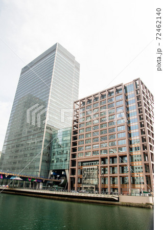 ロンドン東のドックランドの街並み　ガラス張りの近代的な高層ビル 72462140