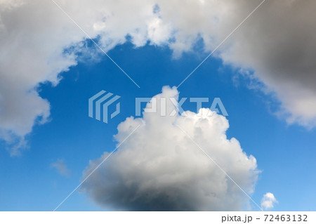 Blue sky with fluffy cloud as background texture Blue sky with fluffy cloud as background texture 72463132