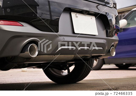 SUV車の2本出しマフラー 72466335