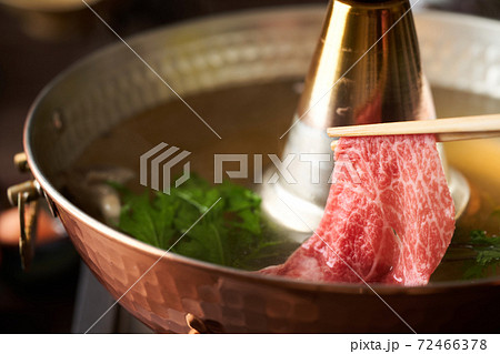しゃぶしゃぶ 牛肉を出汁にくぐらせる。 しゃぶしゃぶ 牛肉を出汁にくぐらせる。 72466378