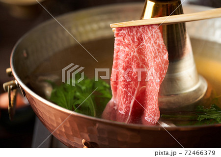 しゃぶしゃぶ　牛肉を出汁にくぐらせる。 72466379