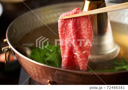 しゃぶしゃぶ　牛肉を出汁にくぐらせる。 72466381