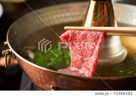 しゃぶしゃぶ　牛肉を出汁にくぐらせる。 72466382