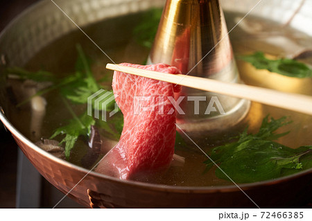 しゃぶしゃぶ　牛肉を出汁にくぐらせる。 72466385