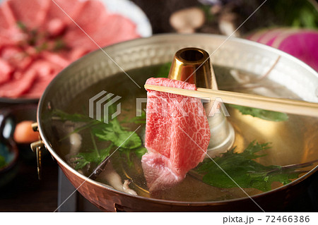 しゃぶしゃぶ　牛肉を出汁にくぐらせる。 72466386