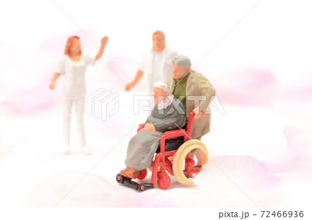 車いすのシニア 72466936