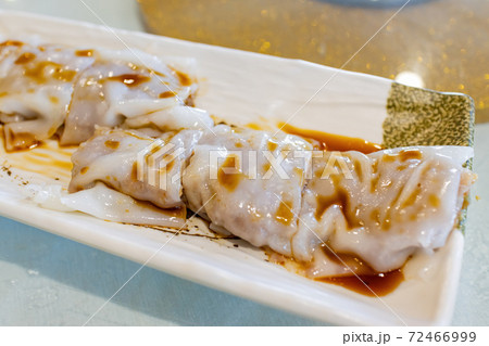 Close up shot of rice noodle roll with pork chop 72466999