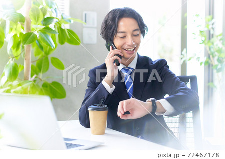 オフィス で電話するビジネスマン 72467178