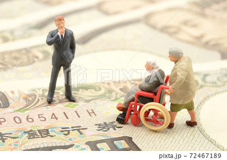 車いすのシニアとお金 72467189