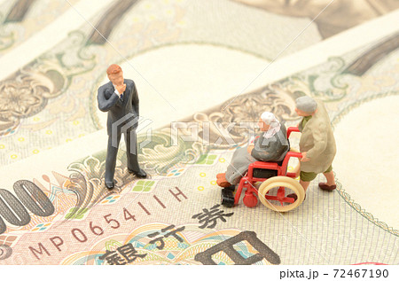 車いすのシニアとお金 車いすのシニアとお金 72467190