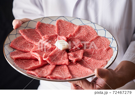 牛肩ローススライスを手に持つ板前 牛肩ローススライスを手に持つ板前 72467279