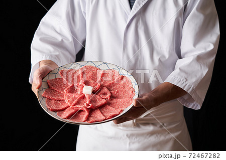 牛肩ローススライスを手に持つ板前 72467282