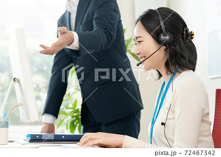 コールセンターで働く女性 72467342