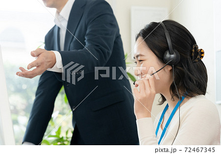 コールセンターで働く女性 コールセンターで働く女性 72467345
