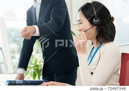コールセンターで働く女性 コールセンターで働く女性 72467346