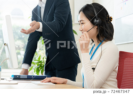 コールセンターで働く女性 コールセンターで働く女性 72467347