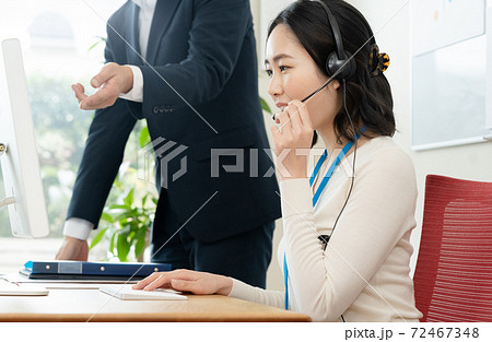 コールセンターで働く女性 72467348