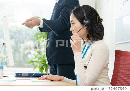 コールセンターで働く女性 72467349