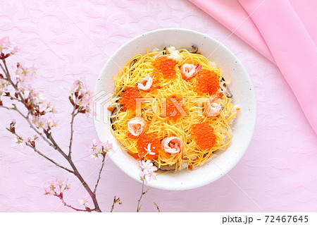 ちらし寿司の盛り付け方 72467645