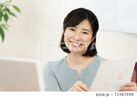 パソコン作業をする女性 72467698