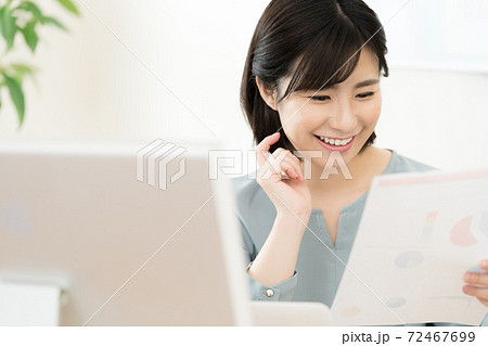 パソコン作業をする女性 72467699