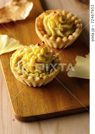 カッティングボードの上のスイートポテトとイチョウの葉 カッティングボードの上のスイートポテトとイチョウの葉 72467952