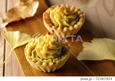 カッティングボードの上のスイートポテトとイチョウの葉 72467954