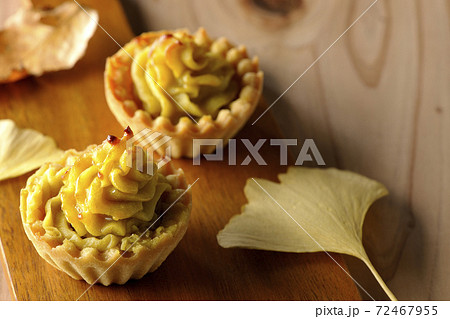 カッティングボードの上のスイートポテトとイチョウの葉 カッティングボードの上のスイートポテトとイチョウの葉 72467955