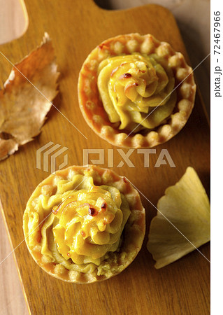 カッティングボードの上のスイートポテトとイチョウの葉(俯瞰) カッティングボードの上のスイートポテトとイチョウの葉(俯瞰) 72467966
