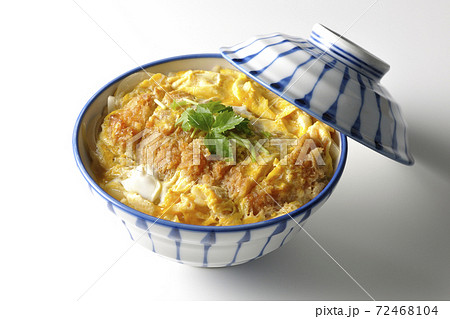 丼ぶりに入ったカツ丼を白背景で単品撮影 72468104