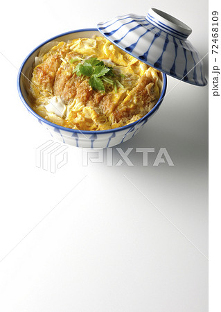 丼ぶりに入ったカツ丼を白背景で単品撮影 丼ぶりに入ったカツ丼を白背景で単品撮影 72468109