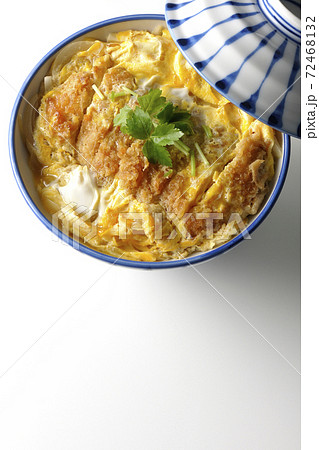 丼ぶりに入ったカツ丼を白背景で単品撮影（俯瞰） 72468132