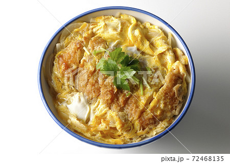 丼ぶりに入ったカツ丼を白背景で単品撮影 俯瞰 の写真素材