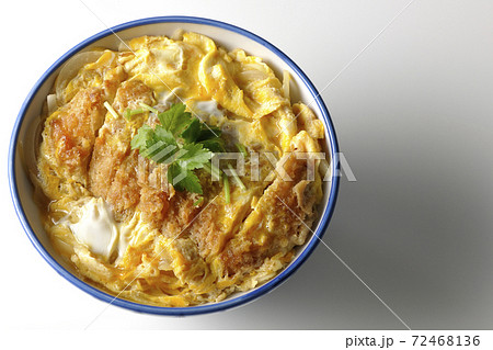 丼ぶりに入ったカツ丼を白背景で単品撮影(俯瞰) 丼ぶりに入ったカツ丼を白背景で単品撮影(俯瞰) 72468136