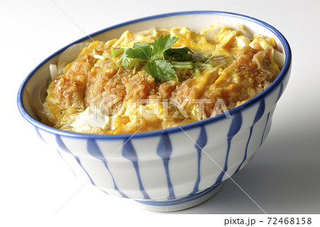 丼ぶりに入ったカツ丼を白背景で単品撮影の写真素材