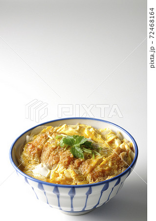丼ぶりに入ったカツ丼を白背景で単品撮影 丼ぶりに入ったカツ丼を白背景で単品撮影 72468164