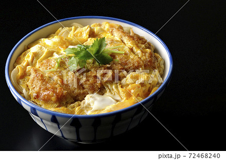 丼ぶりに入ったカツ丼を黒背景で単品撮影 72468240