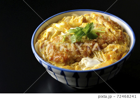 丼ぶりに入ったカツ丼を黒背景で単品撮影 72468241