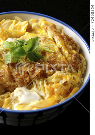 丼ぶりに入ったカツ丼を黒背景で単品撮影 72468254