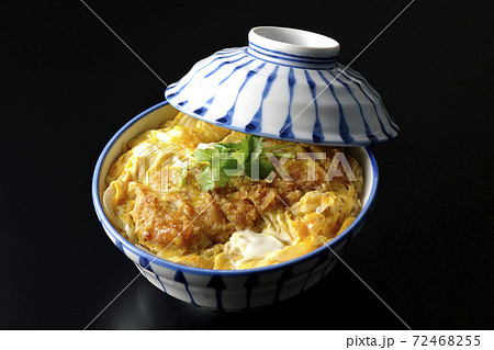 丼ぶりに入ったカツ丼を黒背景で単品撮影 72468255