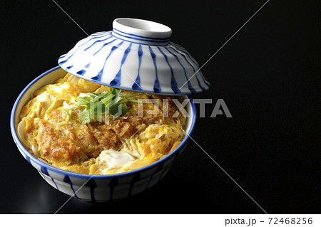 丼ぶりに入ったカツ丼を黒背景で単品撮影 72468256
