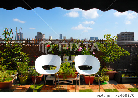 ルーフバルコニーにイスを置いてゆったり時間 72468270