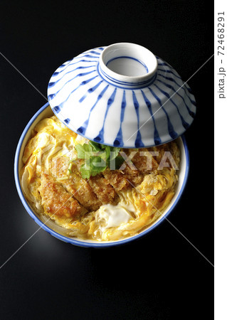 丼ぶりに入ったカツ丼を黒背景で単品撮影(俯瞰) 丼ぶりに入ったカツ丼を黒背景で単品撮影(俯瞰) 72468291