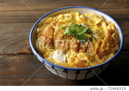 三つ葉が乗っているシンプルなかつ丼 三つ葉が乗っているシンプルなかつ丼 72468319