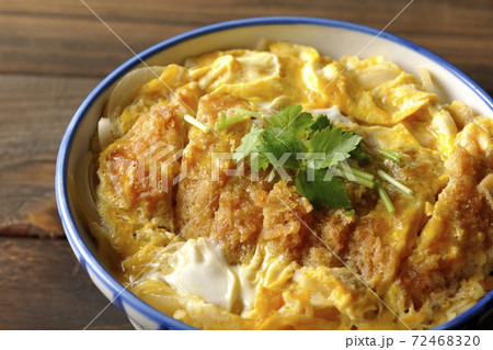 三つ葉が乗っているシンプルなかつ丼 三つ葉が乗っているシンプルなかつ丼 72468320