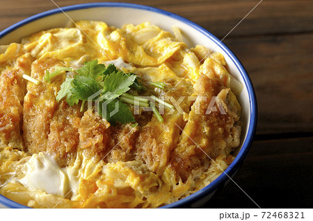 三つ葉が乗っているシンプルなかつ丼の写真素材