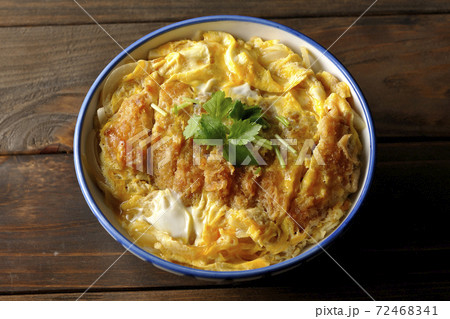 三つ葉が乗っているシンプルなかつ丼 俯瞰 の写真素材