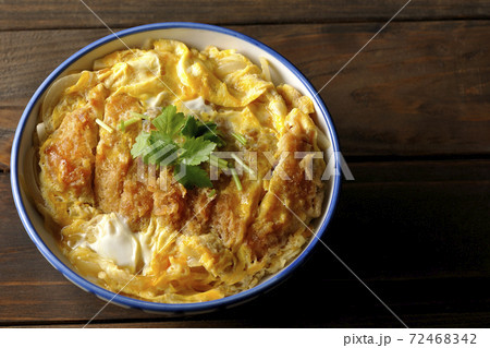 三つ葉が乗っているシンプルなかつ丼 俯瞰 の写真素材