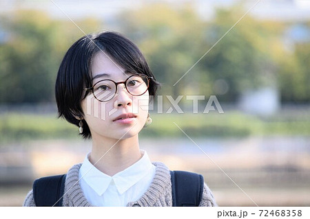 メガネをかけたショートヘアの若い日本人女性 72468358