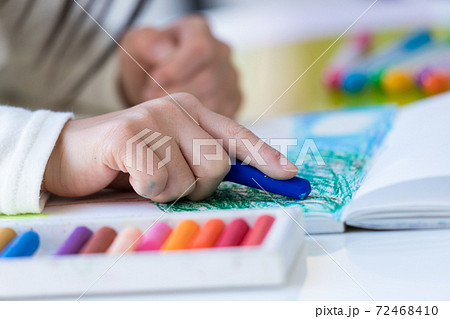 クレヨンを使って絵を描いている小学生の女の子 72468410